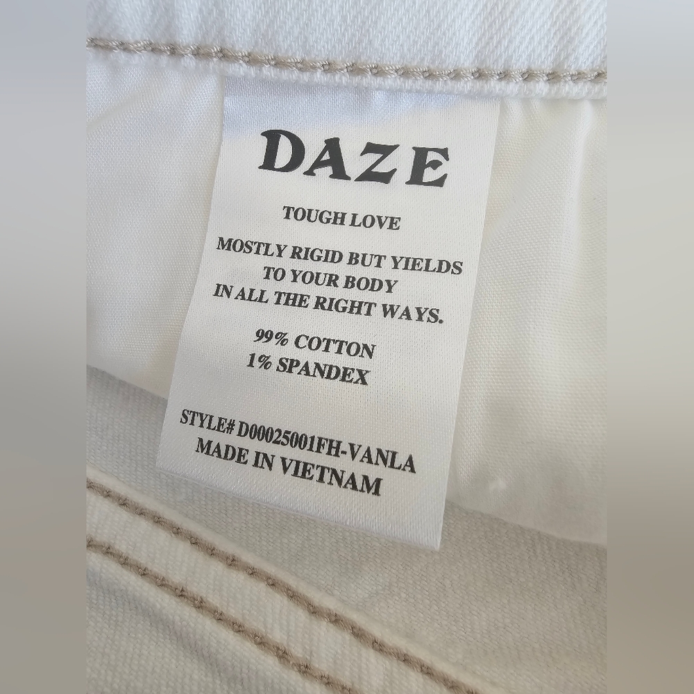NWT Daze Women's Cotton White Denim Frayed Hem Jean Shorts Size 28 - 3" Inseam - Picture 5 of 7